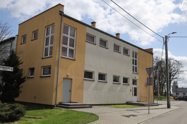 Obiekt przy ulicy Kolejowej, w którym mieści się sala gimnastyczna i świetlicy wiejska przejdzie gruntowną modernizację. Budynek będzie pozbawiony barier architektonicznych i zostanie dostosowany do potrzeb osób niepełnosprawnych