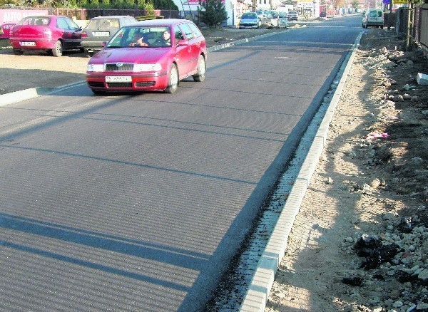 Ulica Dojazdowa od lat czekała na asfaltową nawierzchnię