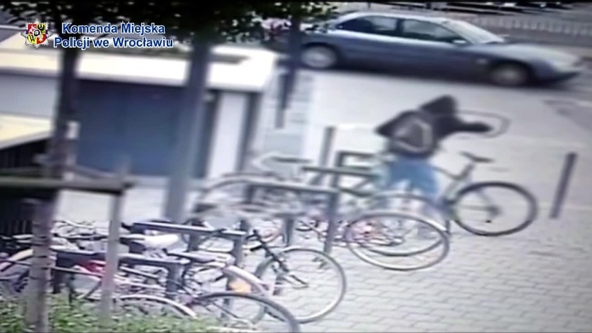 Wrocław: Złodziej ukradł 4 rowery. Nagrał go monitoring [FILM]