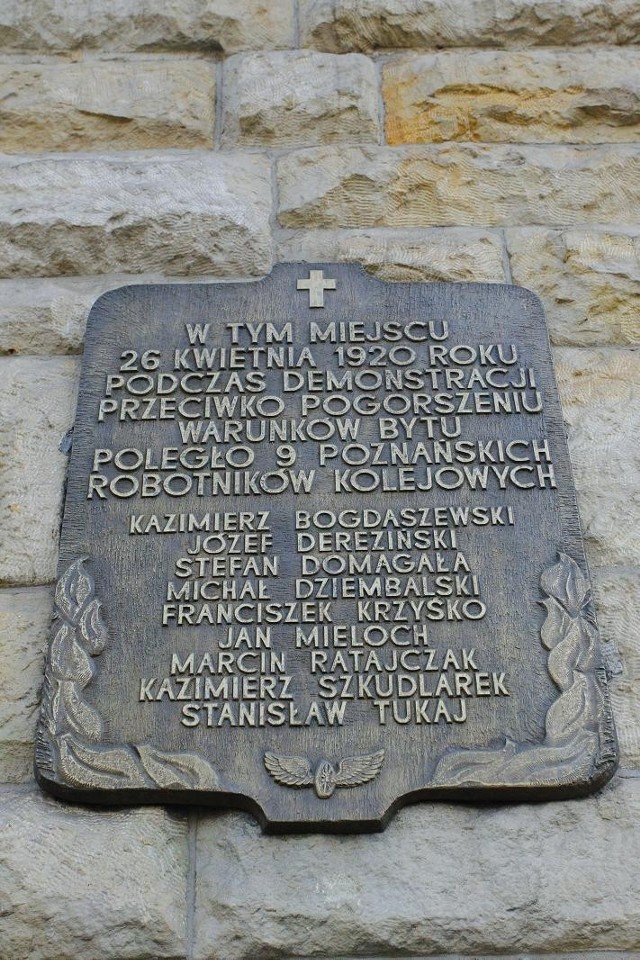 Tablica pamiątkowa na murze Zamku Cesarskiego w Poznaniu, poświęcona poległym w 1920 roku robotnikom kolejowym