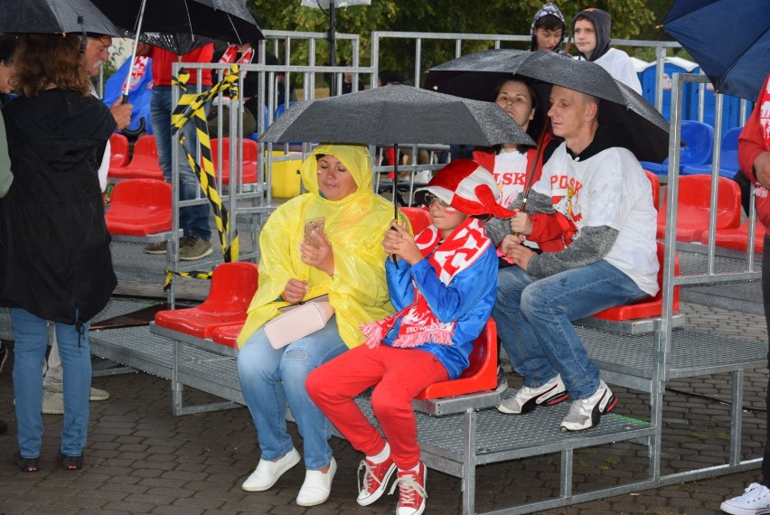 Deszczowa pilska strefa kibica na meczu Polska - Kolumbia. Nasi piłkarze nie dali powodów do radości... Zobacz zdjęcia