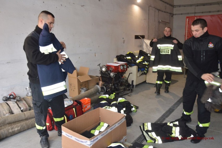 Strażacy z Rawicza i okolic przekazali sprzęt kolegom z Ukrainy. Węże, mundury i zestawy ratownictwa są już za wschodnią granicą [ZDJĘCIA]