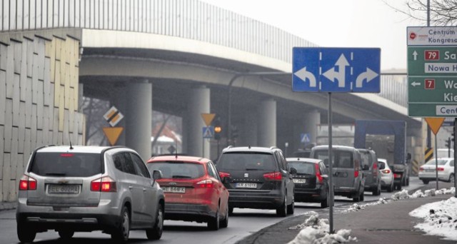Sznur aut ustawionych na pasie do skrętu w prawo, w al. 29 Listopada, to codzienność na ul. Opolskiej