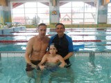 Poznali się na basenie w Osielsku. Tomasz Chwaliszewski przepłynie Gopło dla chorego chłopca 