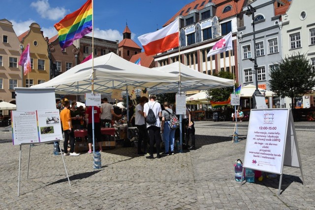 Tęczowy Kram stanął na Rynku w Grudziądzu. Akcję zorganizowało Stowarzyszenie Pracownia Różnorodności z Torunia.
