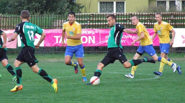 Grzegorz Kmiecik, napastnik Janiny, w ataku na bramkę Nidy Pińczów. Mecz w Libiążu zakończył się remisem 3-3.