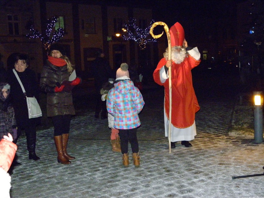 Urokliwa choinka na żorskim Rynku