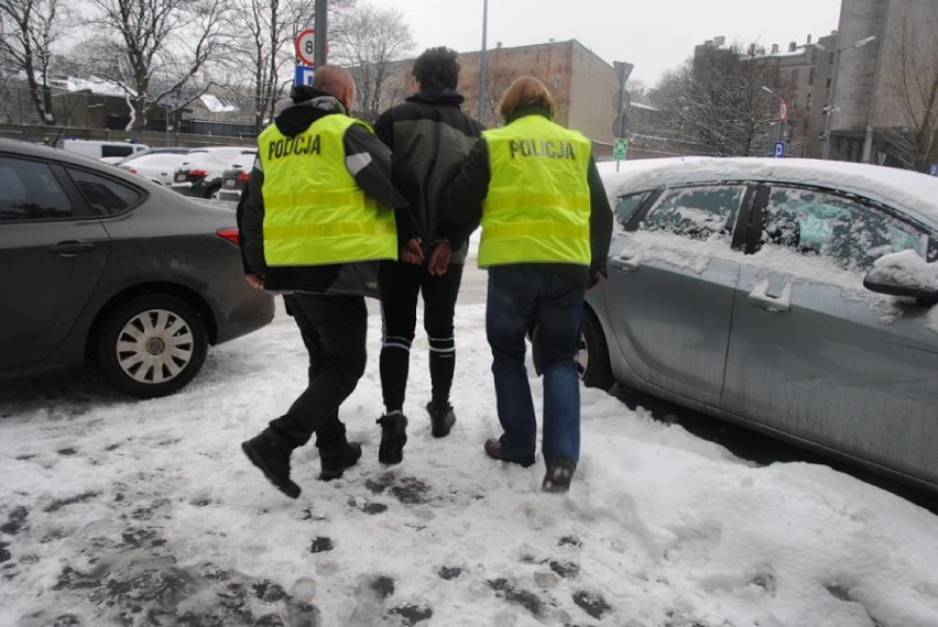 Rozbój na Pomorskiej w Łodzi. Napadli przechodnia i próbowali go okraść [FOTO]