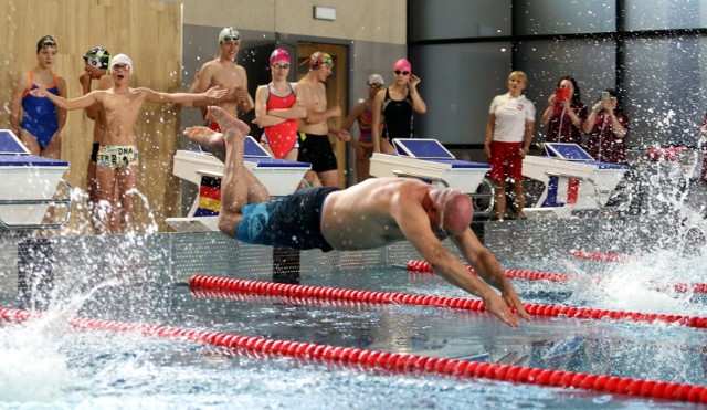 Otwarcie basenu w Szkole Podstawowej nr 5 w Chorzowie. - Prace prowadzone były segmentami, tak aby cały czas mogły się tam odbywać lekcje. Remont Zespołu Szkół Sportowych kosztował prawie 18 milionów złotych. Miasto otrzymało dofinansowanie do inwestycji w wysokości ponad 13 milionów złotych z funduszy unijnych - mówi po zakończeniu remontu Andrzej Kotala, prezydent Chorzowa, który skoczył do wody.