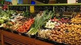 UOKiK przedstawił raport z kontroli warzyw i owoców w sieciach handlowych. Jak wypadły sklepy?