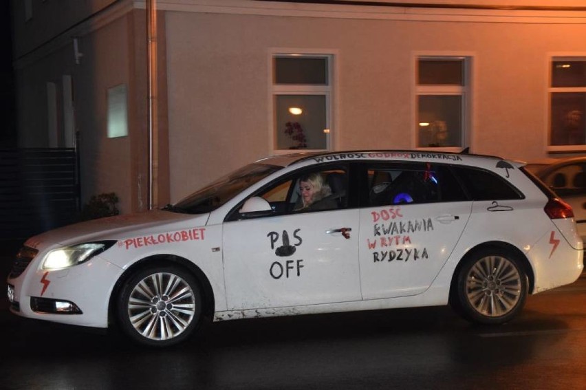 ,,Siodłaj kota, nadciąga piechota". Najlepsze hasła z nowodworskich protestów.