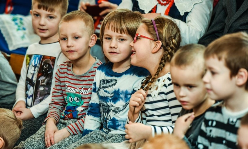 W przypadku podstawówek, dzieci spoza obwodu przyjmowanie...