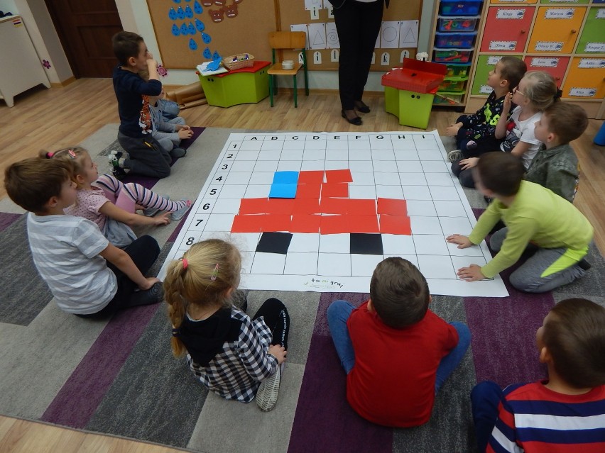 Przedszkolaki ,,kodują na dywanie", ucząc się logicznego myślenia i rozwijając wyobraźnię