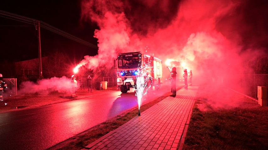 Gmina Grudziądz. Strażacy z OSP Piaski przywitali nowy samochód ratowniczo-gaśniczy