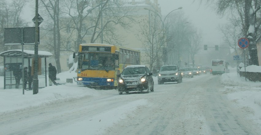 Śnieżny paraliż w Tarnowie. W ciągu doby 25 cm śniegu. I cały czas sypie  [NOWE ZDJĘCIA]