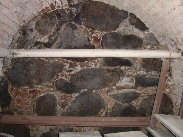 Przypuszczalnie jest to najstarszy fragment stajni, zbudowany z kamienia.
