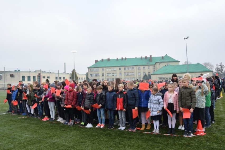 Pruszcz Gdański: Uczniowie ZSO nr 1 zaśpiewali hymn z okazji obchodów Święta Niepodleglości  [ZDJĘCIA, WIDEO]