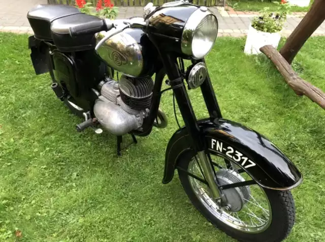 Marka: Jawa
Rok produkcji: 1961 rok
Pojemność silnika: 175 cm3
Stan techniczny: nieuszkodzony
Kraj pochodzenia: Czechy

JAWA CZ 175 typ 450