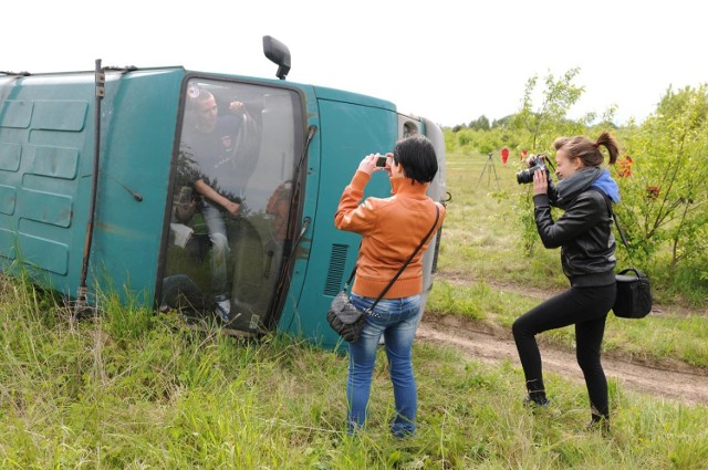 Śrem: straż pożarna ćwiczyła na poligonie. Symulowano karambol [ZDJĘCIA]