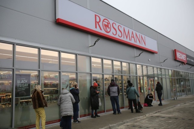 Rossmann ostrzega swoich klientów przed oszustami, którzy podszywają się pod drogerię.