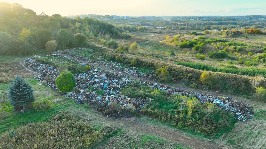 Kraków. Hałda śmieci między osiedlem a terenem byłej kopalni iłów w Zesławicach