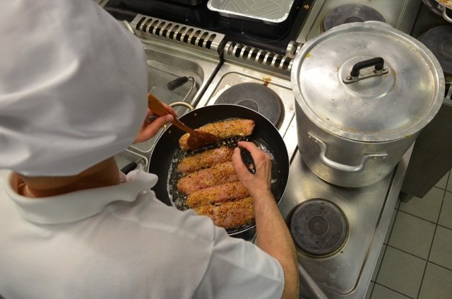 Lato w pełni, a gastronomia na starówce w Toruniu odrabia straty po izolacji. "Kucharza pilnie zatrudnię" - ogłaszają restauracje, pizzerie i bary. Poszukiwania wszczął również szpital na Bielanach. Jakie są oczekiwania wobec kandydatów i co im się oferuje?

>>>>>>>ZOBACZCIE