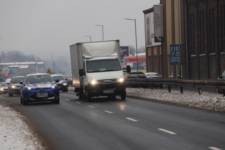 Warunki na śląskich drogach 9 lutego 2021 r. We wtorek nieco lepiej, ale nadal zalegający śnieg utrudnia jazdę. Szczególnie na osiedlach
