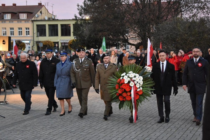 Uroczystości pod pomnikiem na Placu Niepodległości były...