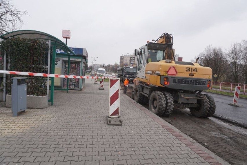 Droga i zatoka autobusowa remontowana jest w Jastrzębiu.