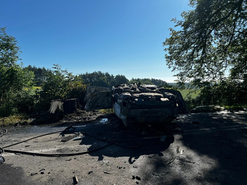 Lubieszyn, gm. Liniewo: Pojazd doszczętnie spłonął. Wewnątrz znaleziono dwa ciała! AKTUALIZACJA