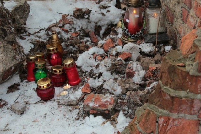 Mieszkańcy Sosnowca zapalają znicze w miejscu, gdzie zostało ...