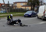Wypadek w Kwidzynie na ul. Hallera. Kierujący Volvo nie ustąpił pierwszeństwa kierującemu motorowerem. Mężczyzna trafił do szpitala