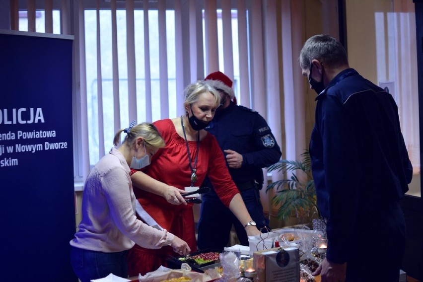 Policjanci i pracownicy cywilni w mikołajkowej akcji pomocy dla chorego Antosia. 