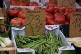 Ceny warzyw i owoców na targu w Sławnie - w piątek - wysokie. A kupujących jest bardzo dużo ZDJĘCIA