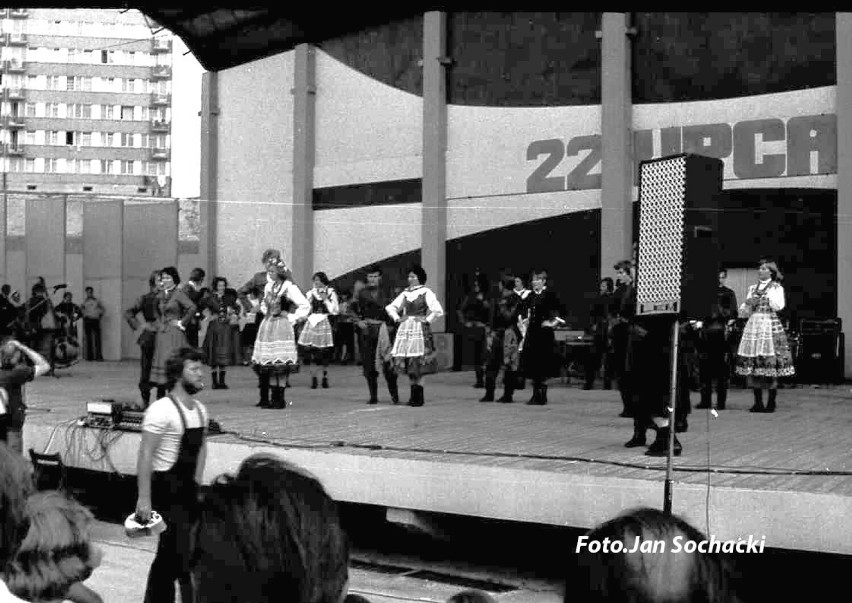 Rok 1977 w Koninie. Zespół Pieśni i Tańca „Konin” wystąpił po raz pierwszy. Pamiętacie ten dzień? [FOTO]