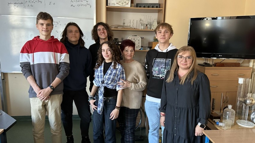 Drużyna uczniów wraz z opiekunem dr Katarzyną Raczyńską i...