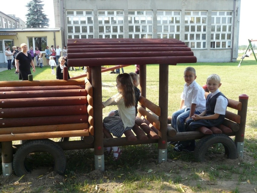 Nowy plac zabaw na nowy rok szkolny w PSP nr 5 w Radomsku [ZDJĘCIA]