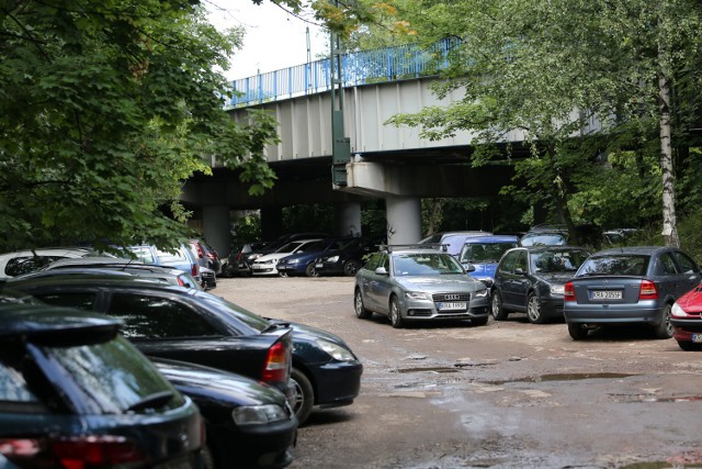 Dziki parking w sąsiedztwie wiaduktu przy ul. Prądnickiej