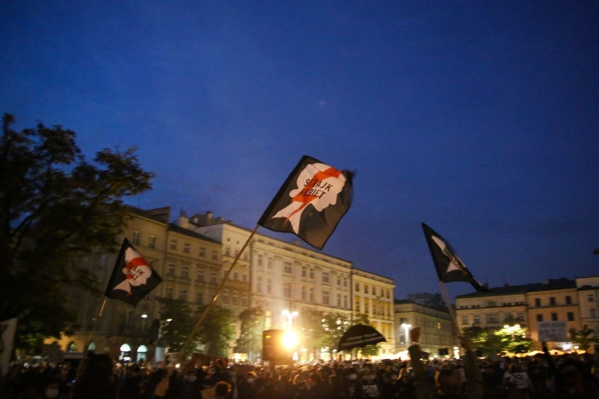 Kraków. "To jest wojna". Wielotysięczny tłum protestował na Rynku Głównym, następnie odbył się przemarsz [ZDJĘCIA] 