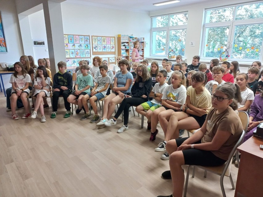 Ratownicy WOPR Radomsko odwiedzili szkołę w Kodrębie i...