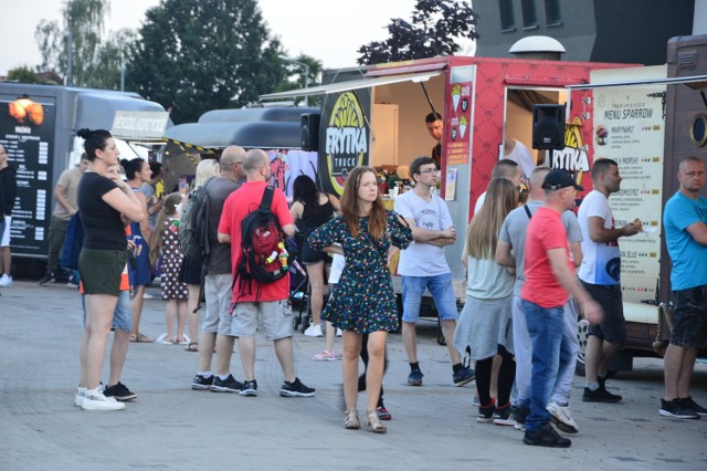 Nysa od 4 do 6 czerwca będzie gościła Zlot Food Trucków. Tradycyjnie samochody z kuchniami zaparkują przy Hali Nysa. W tym roku pojawić się ma ich 13. Będzie można tu spróbować potraw kuchni amerykańskiej, meksykańskiej czy azjatyckiej, a także węgierskiej i greckiej. Nowością ma być foodtruck ze specjałami karaibskimi. Nie zabraknie też słodkości na deser. Zobaczcie jakie food trucki pojawią się w Nysie.