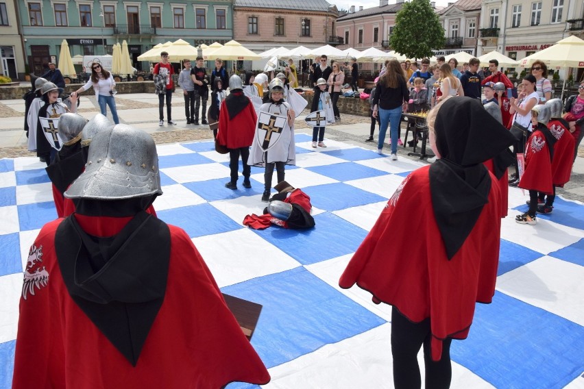 Żywe szachy na Rynku w Kielcach. Wyjątkowa atrakcja w ramach Budzenia Sienkiewki (ZDJĘCIA)