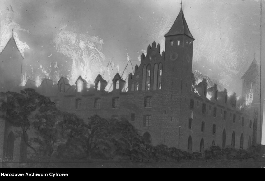Widok płonącego zamku w Gniewie. Rok 1921...