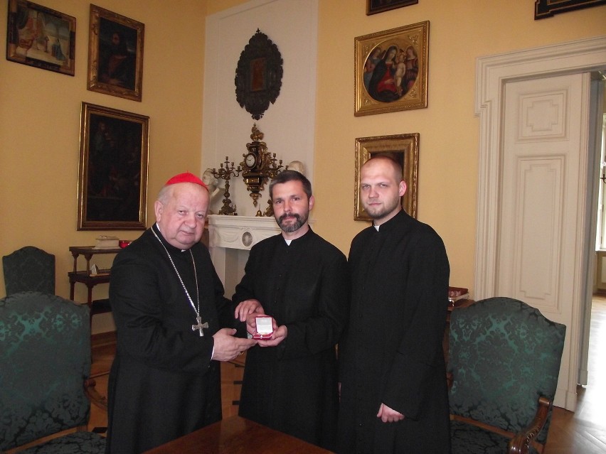 Kardynał Dziwisz przekazał ampułkę z krwią Jana Pawła II ks....