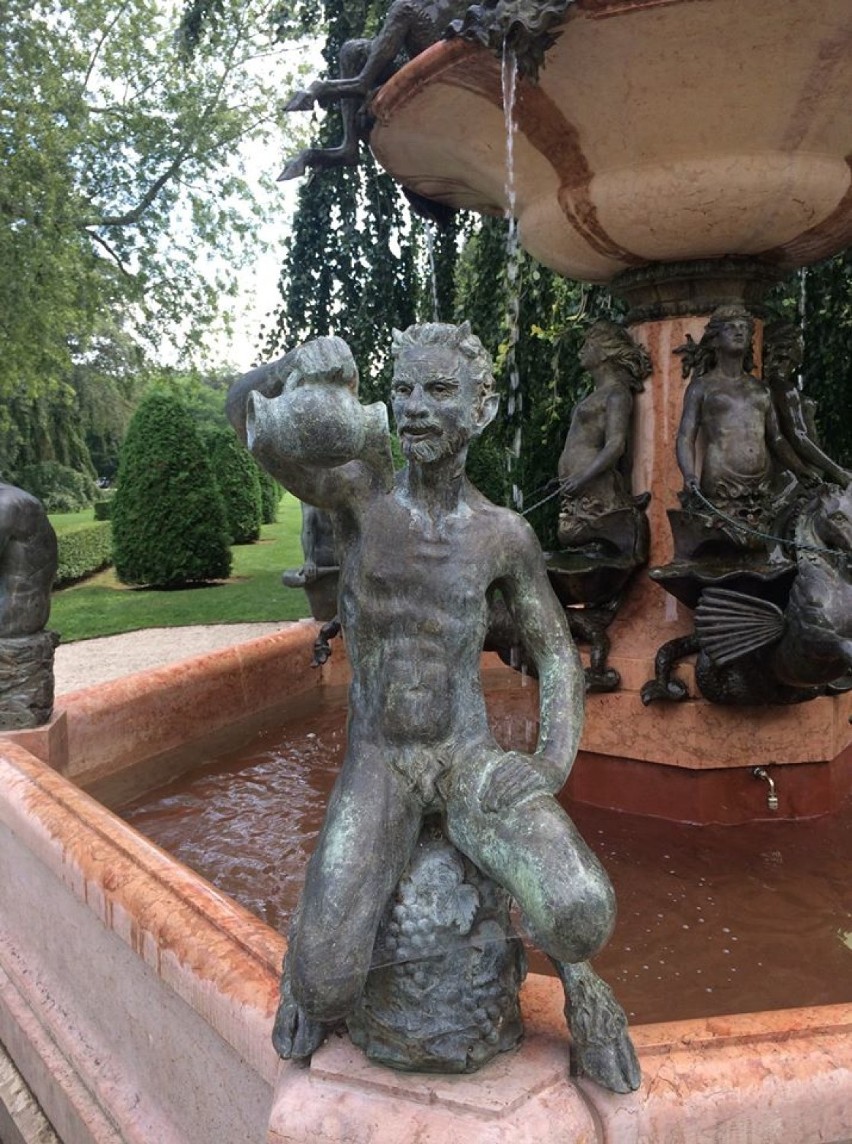 Zdjęcia 1-20 przedstawiają fontannę Donatella, która zdobiła...