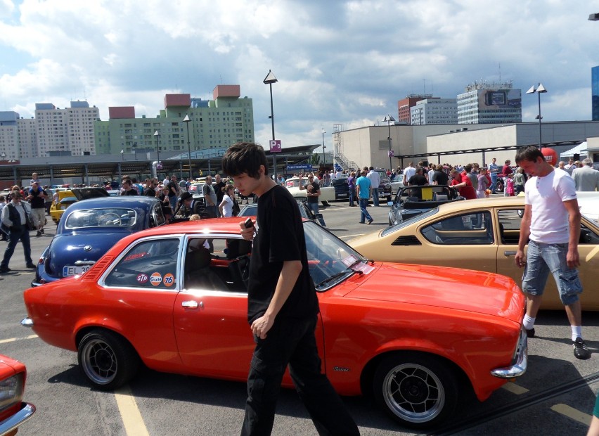 Wystawa samochodów na parkingu Galerii Łódzkiej wzbudzała nie lada emocje