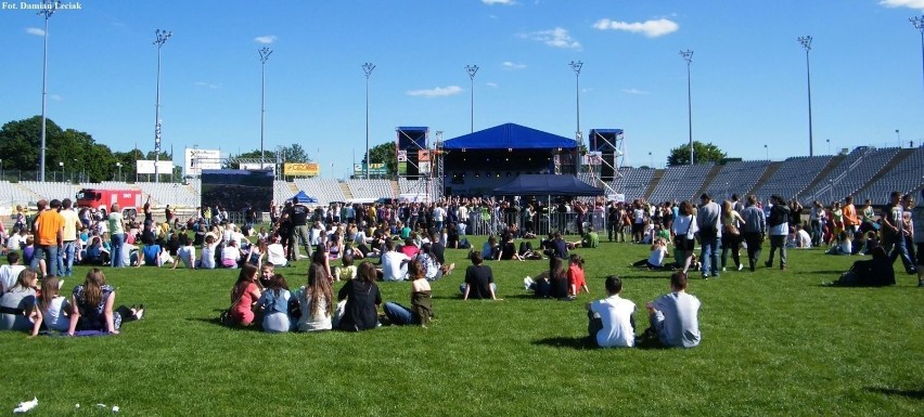 Było tak gorąco, że ludzie siedzieli na trawie i słuchali...
