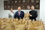 Lubelscy adwokaci hojni dla bezdomnych i ubogich. Paczki z darami przekazali Caritas
