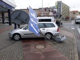 Wrocław. Auto wpadło na chodnik na rondzie Reagana. Zobaczcie zdjęcia! 