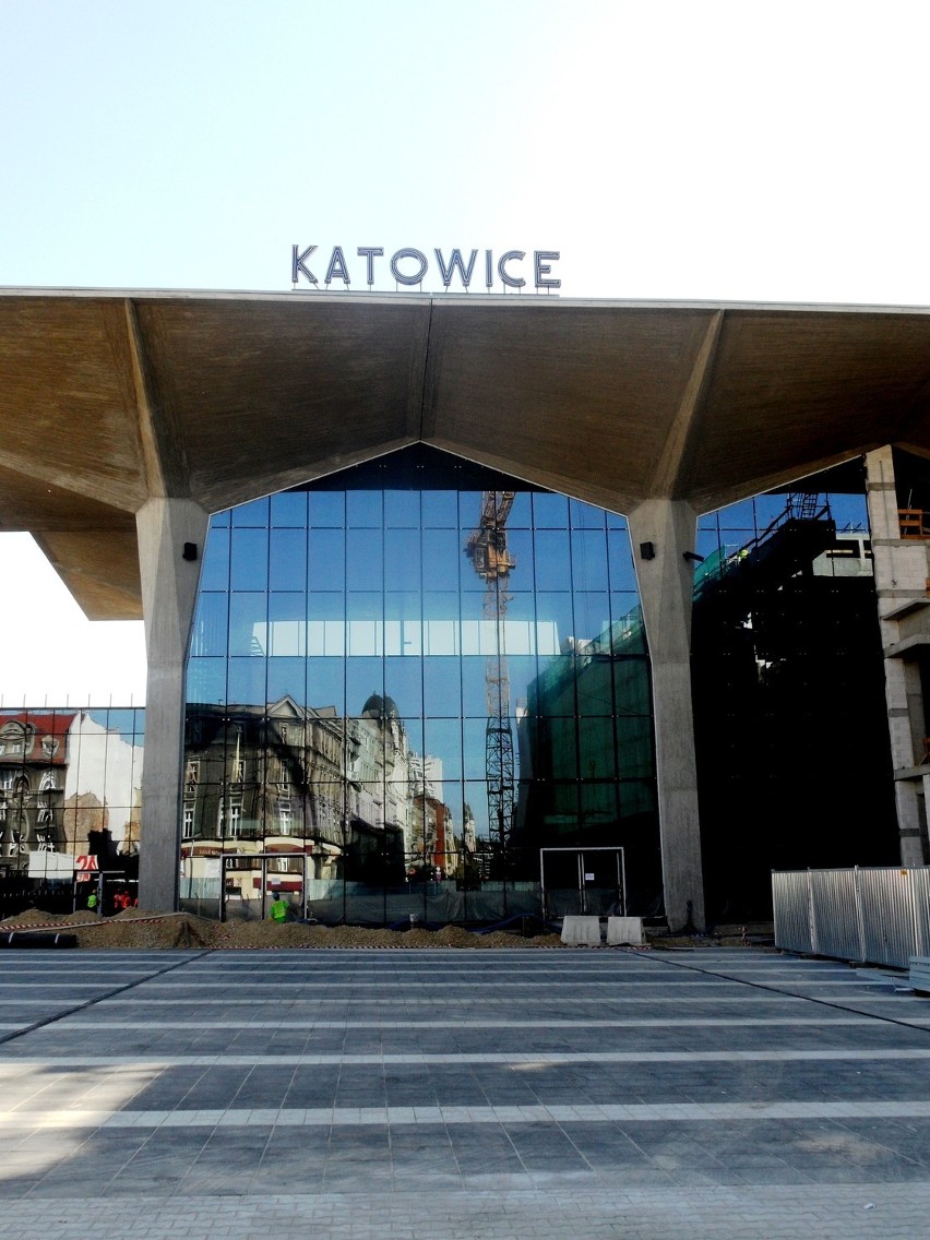 Dworzec w Katowicach: Jest szkło na hali i 14 kielichów